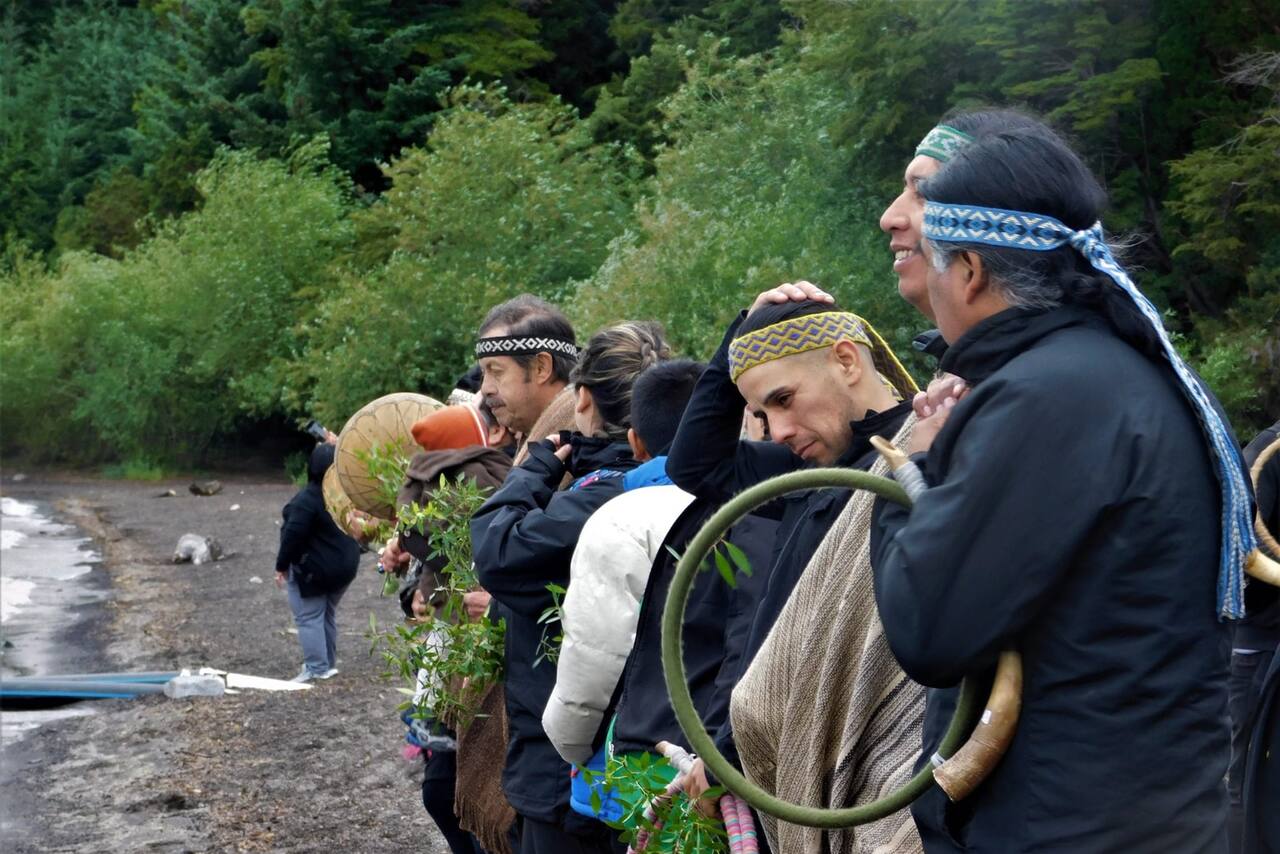 Tensión en el camping del lago Correntoso: los mapuches prometen resistir el desalojo del intendente 