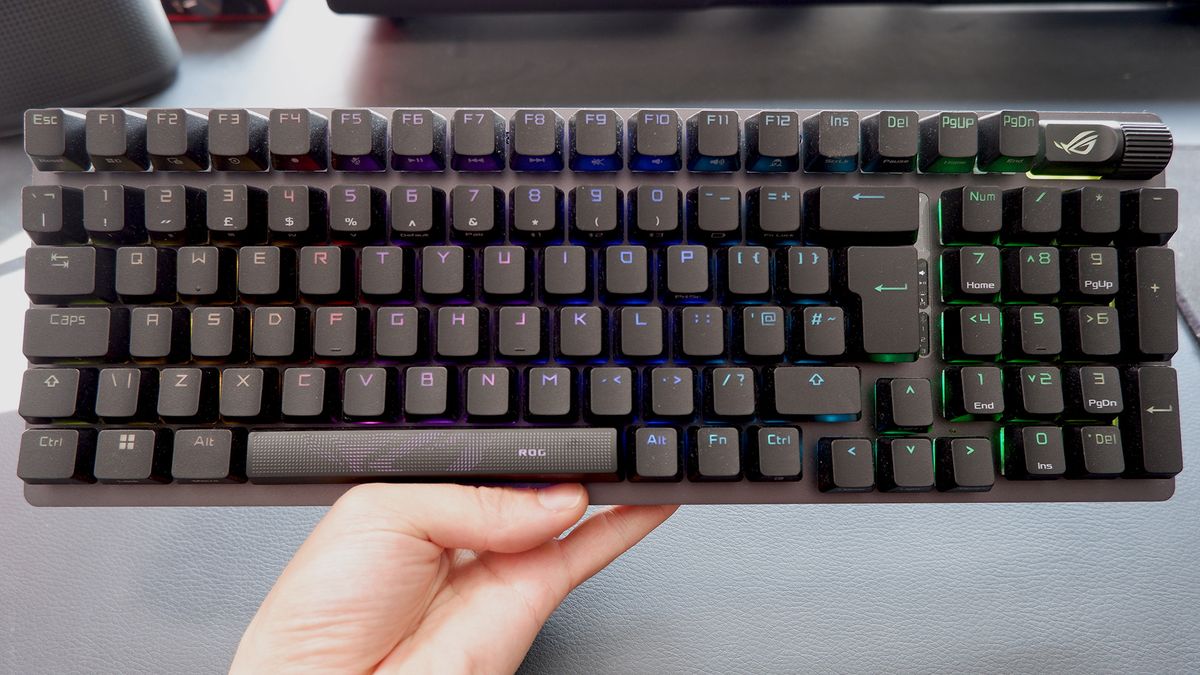 El teclado Logitech G512 X 98 combina sensores analógicos y switches intercambiables en un solo periférico