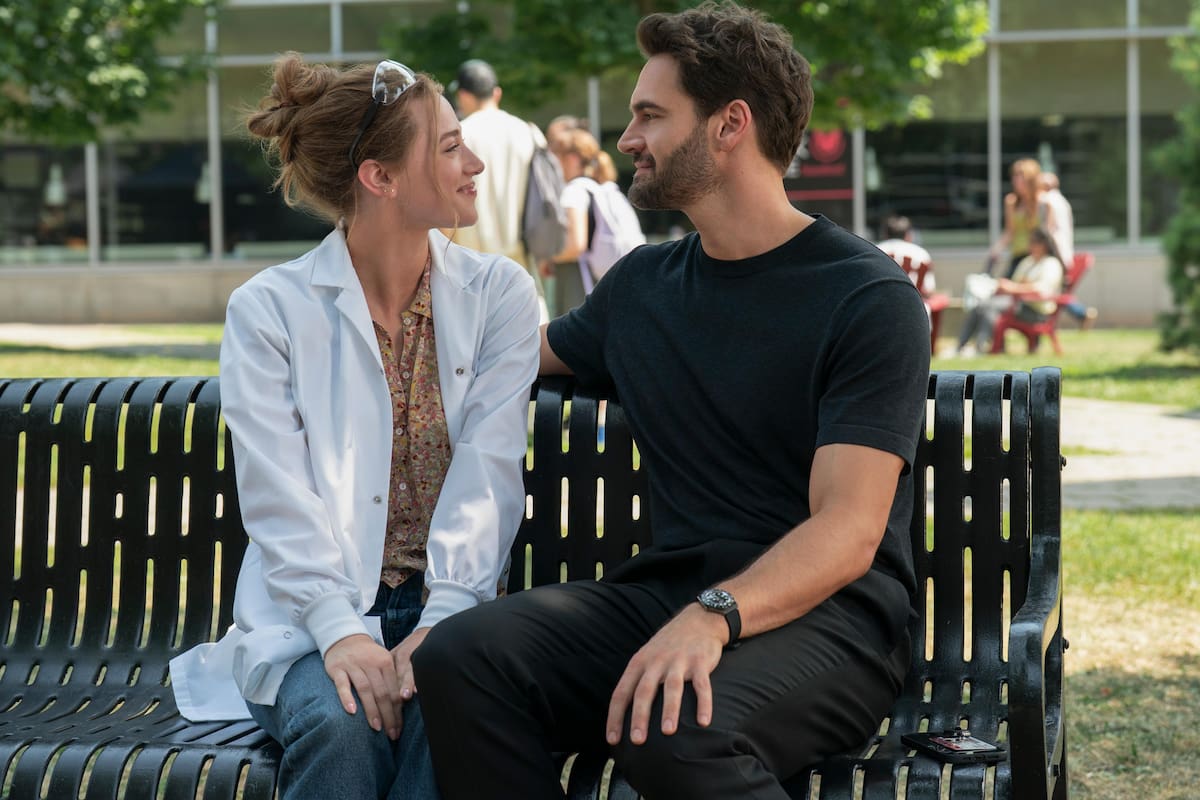 La hipótesis del amor llegó a Prime Video con Lili Reinhart y Tom Bateman