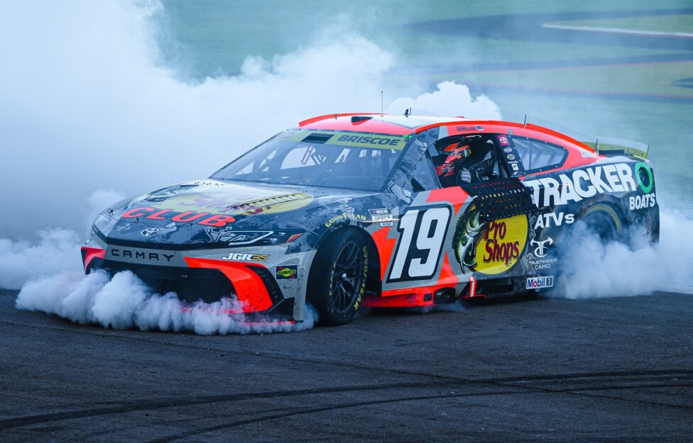 Briscoe ganó en Las Vegas y Larson amplió su ventaja en los playoffs
