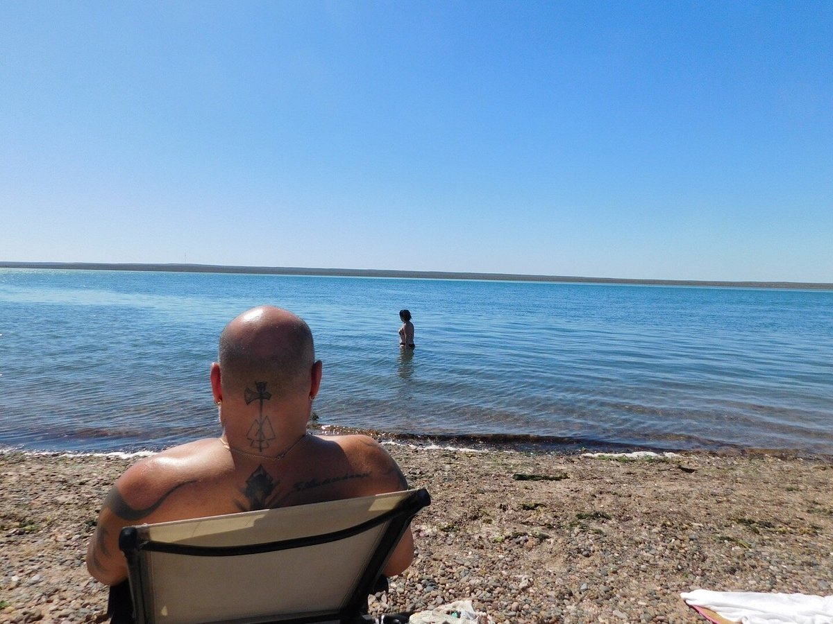 Explorá Punta Verde: la playa escondida de Las Grutas donde podés descansar y cenar a bordo de un barco.