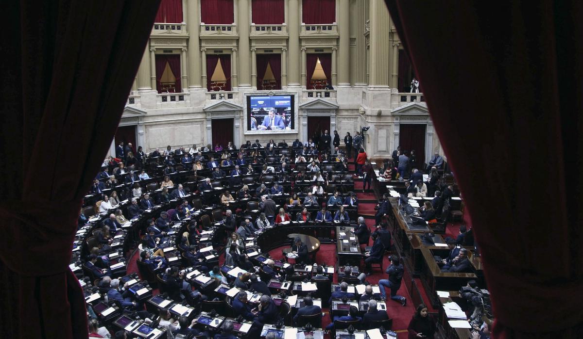 El Gobierno logró aval para suspender las PASO con apoyo de dos gobernadores peronistas.