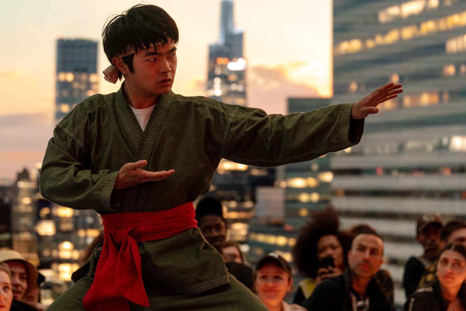 La nueva película de 'Karate Kid' muestra sus primeras imágenes con un envejecido Jackie Chan y la nueva estrella de la saga