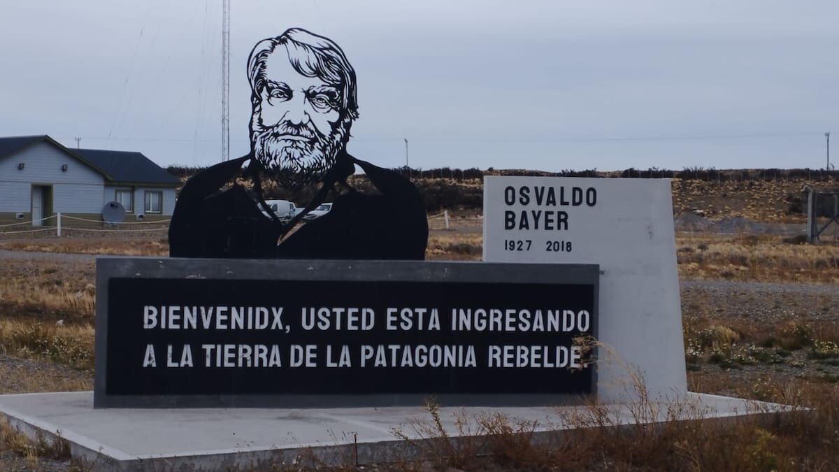 Vialidad Nacional retiró un monumento a Osvaldo Bayer en Santa Cruz