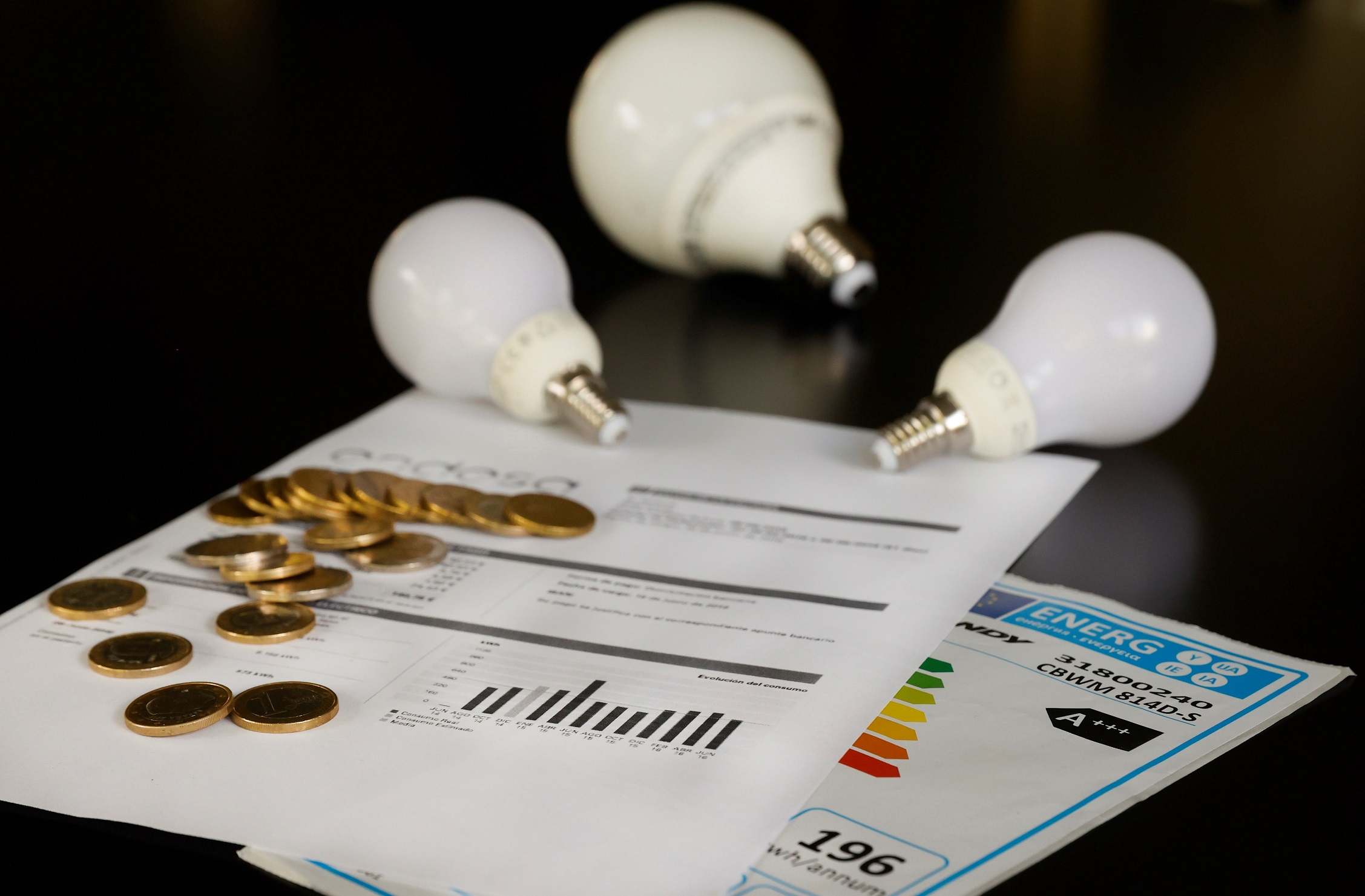 Tarifas: en abril habrá subas moderadas en luz y gas por la inflación y el dólar