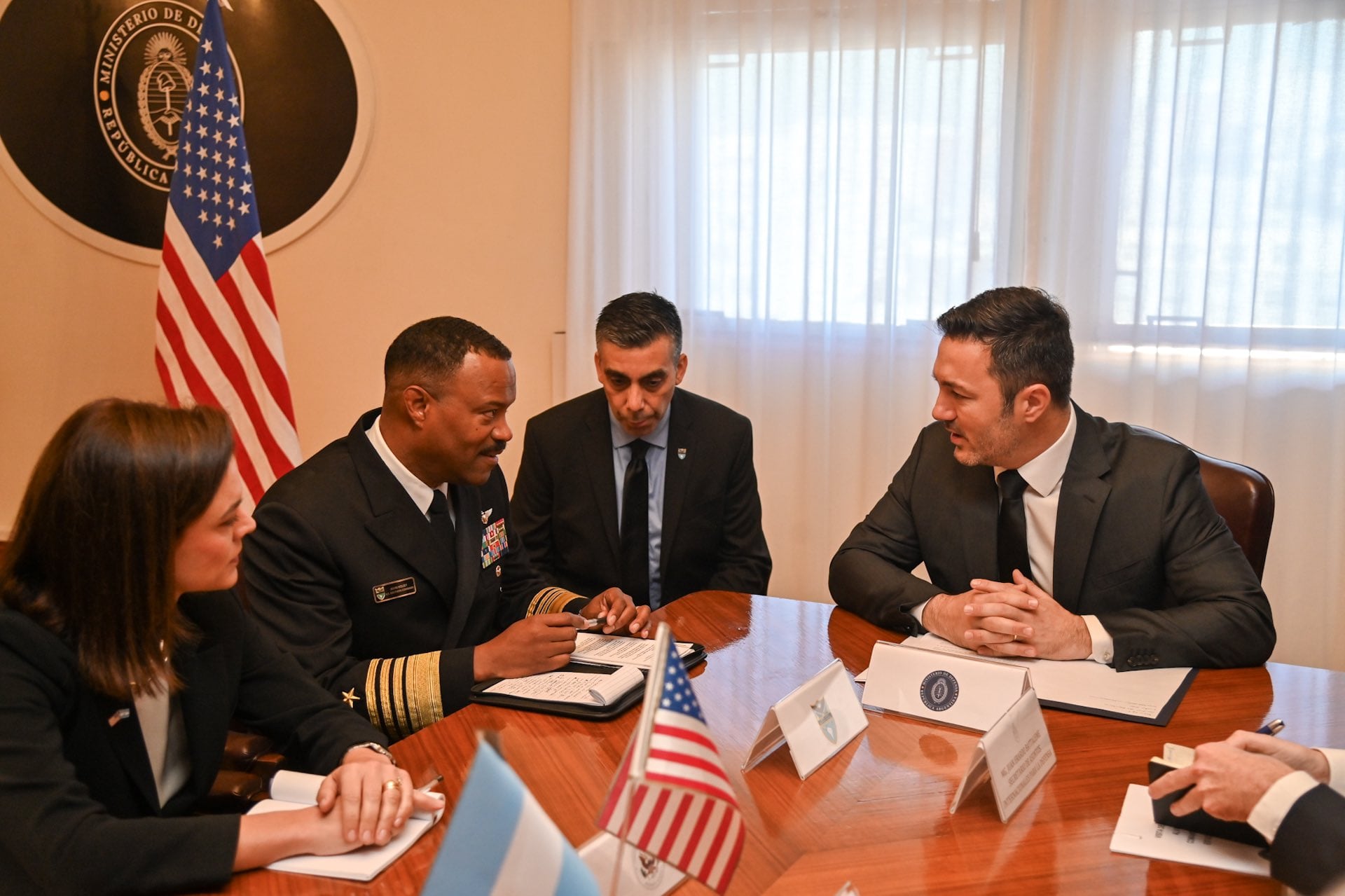 El Gobierno estrecha vínculos con EE.UU.: Holsey llega a Ushuaia y toma impulso la Base Naval Integrada